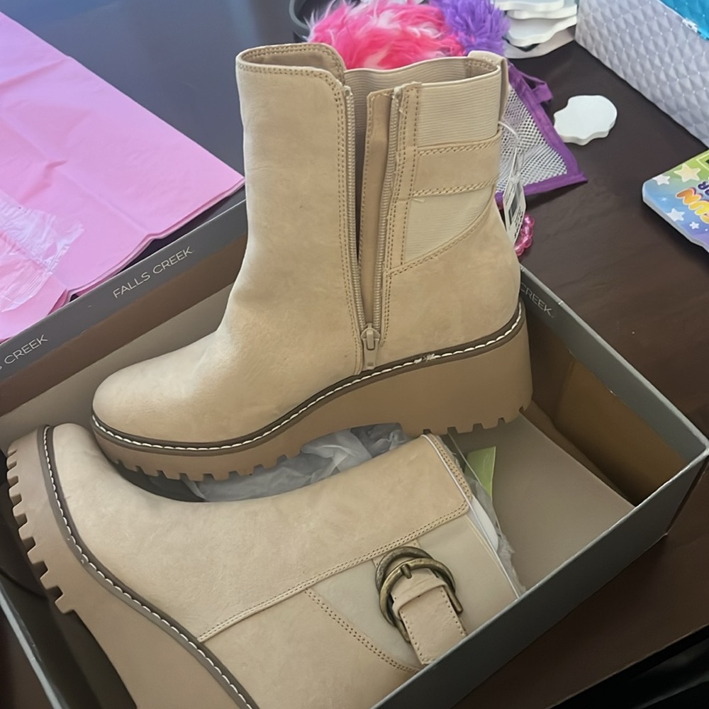 New women’s wedge booties😊
